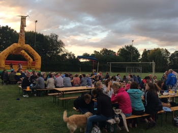 Abendpicknick auf dem Sportplatz Barenburg (2017)