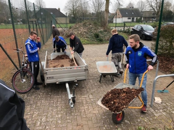 Arbeitseinsatz auf dem Sportplatz