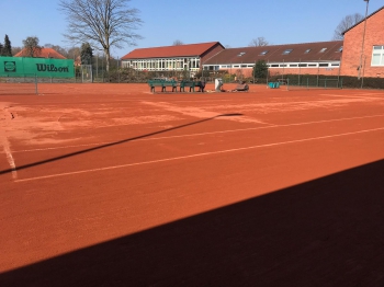 Arbeitseinsatz auf dem Tennisplatz 