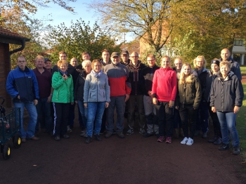 Herbstputz auf dem Sportplatz